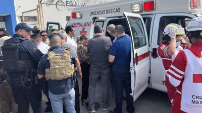 Uno de los sobrevivientes fue trasladado en ambulancia para ser entregado a las autoridades estadounidenses.