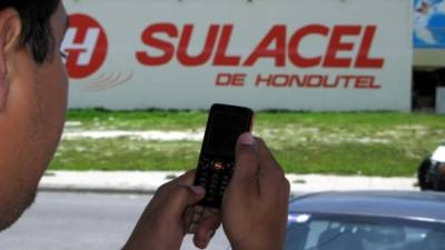 Un usuario con un teléfono celular que ofrecía Hondutel a través de Sulacel.