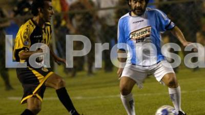 Diego Maradona jugando contra un combinado de Real España el 25 de octubre de 2006 en el estadio Olímpico de San Pedro Sula.