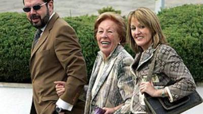 El padre de Letizia, la abuela, Menchu Álvarez, y su tía Henar, a su llegada a la clínica. (Foto: EFE)