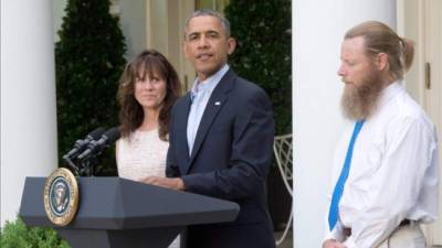 El presidente de Estados Unidos, Barack Obama, habla ante la prensa mientras es observado por los padres del sargento Bowe Bergdahl, Jani Bergdahl (i) y Bob Bergdahl (d) este 31 de mayo de 2014 en Washington. EFE