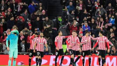 Athletic Bilbao's players celebrate after Athletic Bilbao's forward Aritz Aduriz scored his team's first goal during the Spanish Copa del Rey (King's Cup) round of 16 first leg football match Athletic Club Bilbao VS FC Barcelona at the San Mames stadium in Bilbao on January 5, 2017. / AFP PHOTO / ANDER GILLENEA