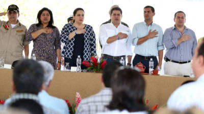 Fotografía cedida por la Casa Presidencial hondureña que muestra al presidente Juan Orlando Hernández (c) hoy, lunes 17 de marzo de 2014, durante la inauguración de la campaña turística Verano 2014, en la ciudad colonial de Gracias (Honduras). Hernández dijo que espera que el turismo le genere a su país unos 800 millones de dólares este año, cien millones de dólares más que lo registrado en 2013. EFE