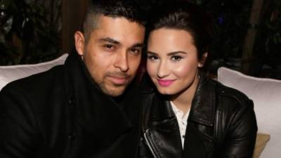 Wilmer Valderrama junto a su novia Demi Lovato.