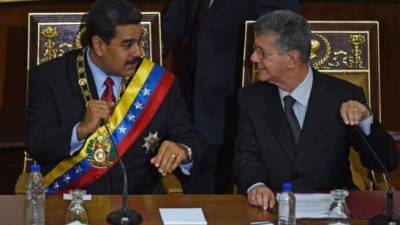 Maduro junto al presidente de la Asamblea Nacional, Henry Ramos Allup.