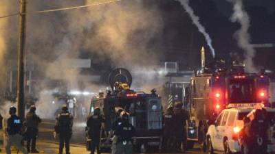 La policía estatal de Misuri lanzó gases lacrimógenos para dispersar a los manifestantes.