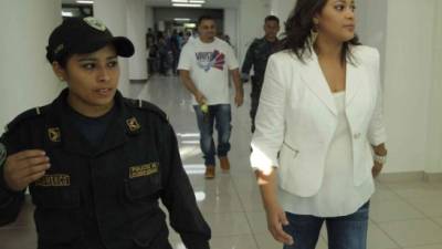 La exjueza Wendy Caballero fue encontrada culpable de uno de los tres delitos que se le imputan. Atrás el supuesto narco Alexander Montes Aguilar.
