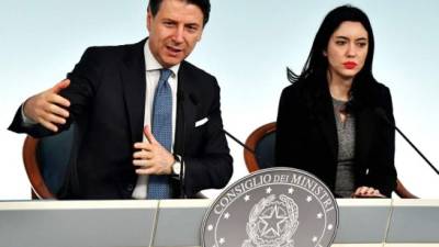 El primer ministro de Italia, Giuseppe Conte y la ministra de Educación Pública de Italia, Lucia Azzolina, hablan hoy durante una conferencia de prensa celebrada en el Palacio Chigi de Roma, luego de la reunión del gabinete de ministros dedicada a la crisis del virus del corinavirus.