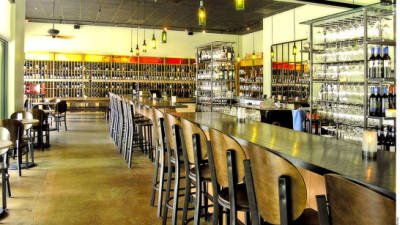 The Tasting Room es un bar que presume una de las cartas de vinos más completas en la ciudad.
