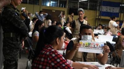 Members of the Honduras' Supreme Electoral Tribunal (TSE) count presidential votes in Tegucigalpa, on December 7, 2017. The TSE announced that only the votes from 4,753 polling stations in the November 26 elections will be manually recounted. This Central American nation has has been plunged into uncertainty punctuated with clashes since the elections pitting President Juan Orlando Hernandez against leftwing former TV presenter Salvador Nasralla, with both sides claiming victory. / AFP PHOTO / ORLANDO SIERRA