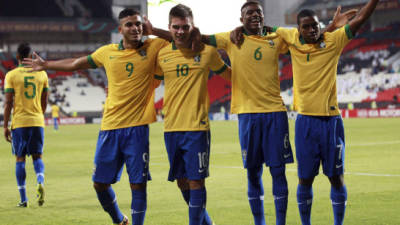 Los futbolistas brasileños (i-d) Mosquito, Nathan, Abner y Caio, celebran un gol durante el partido de la fase de grupos del Mundial Sub-17 de Emiratos Árabes 2013 que han disputado las selecciones sub-17 de Brasil y Eslovaquia en el estadio Mohammed bin Zayed, en Abu Dhabi, Emiratos Árabes Unidos, el 17 de octubre de 2013. EFE/Ali Haider