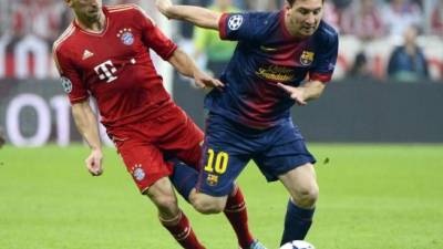 Lionel Messi marcando a Franck Ribéry en el Bayern-Barcelona.