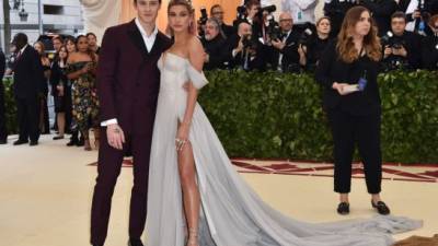 Hailey Baldwin y Shawn Mendes en la Gala Met 2018.