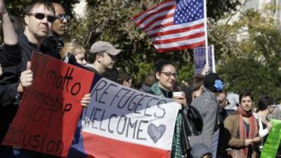 Un grupo de manifestantes protestó ayer frente a la casa del gobernador de Texas, Greg Abbot, para exigir que se permita el ingreso de refugiados sirios a EUA.