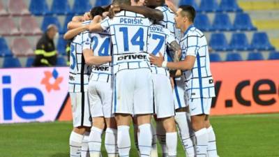 El Inter de Milán, que había ganado el sábado en la cancha del Crotone, se proclamó campeón de la Serie A por 19ª ocasión en su historia. Foto AFP.