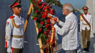 El ministro español de Asuntos Exteriores en funciones, Josep Borrell (2-d), brinda una ofrenda floral en el Monumento a José Martí, en la Plaza de la Revolución de La Habana (Cuba). Borrell inició este miércoles un viaje a Cuba durante el cual se espera que se concrete la visita de los reyes de España en noviembre próximo con motivo de los 500 años de La Habana. EFE/ Yander Zamora