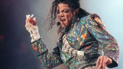 Michael Jackson durante un concierto en el Estadio Vicente Calderón de Madrid dentro de su gira 'Dangerous Tour'. EFE/Archivo