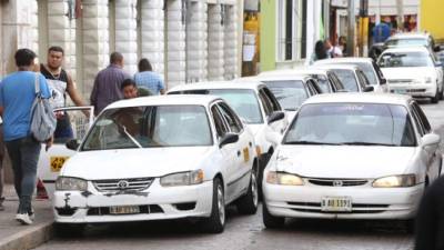 Los taxistas insisten en que las autoridades municipales deben dar marcha atrás con el pretendido aumento de la tasa vehicular.