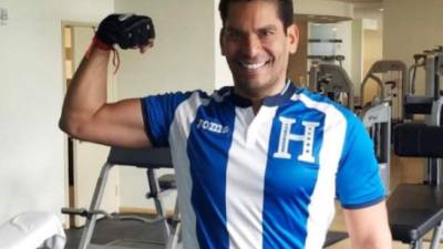 Ismael Cala hace ejercicio con la camiseta de Honduras.