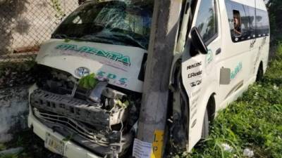 El rapidito quedó parcialmente destruido de la parte frontal.