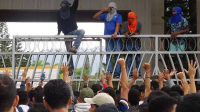 Miles de estudiantes no pudieron ingresar ayer en la Unah. El MEU se los impidió.