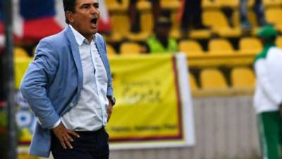 Jorge Luis Pinto mientras daba indicaciones en el duelo contra los colombianos. Foto AFP.