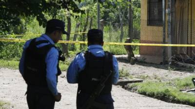 Policías resguardan el lugar donde ocurrió el crimen.