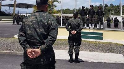 Frente a la bandera izada a media a media asta militares rindieron homenaje a Ariel Felipe Salaz Cardoza.