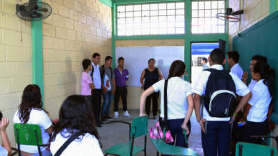 De pie recibieron el primer día de clases los estudiantes del Polivalente Las Brisas debido a la falta de pupitres.