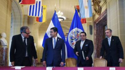 El secretario general de la Organización de los Estados Americanos (OEA), Luis Almagro, en Washington, junto a Juan Orlando Hernández. Foto de archivo.