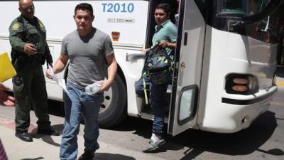 Los primeros padres indocumentados separados de sus hijos en la frontera fueron liberados ayer en Texas./AFP.