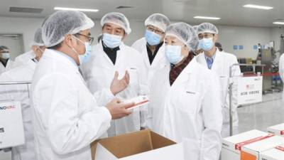 Tres vacunas de tres empresas chinas se encuentran ahora en la tercera fase de ensayos clínicos: la de Sinovac, una de Sinopharm y otra de Cansino Biologics.