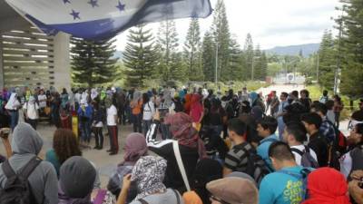 Miles de estudiantes permanecen en la entrada de la Unah en Tegucigalpa que está bloqueada por una protesta estudiantil.