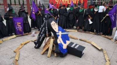 Algunos con disfraces de brujas quemaron una maqueta del nuevo Código Penal que entra en vigencia en noviembre próximo.