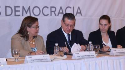 Suyapa Thuman, comisionada del IAIP, el magistrado David Matamoros y Katharina Raudzus, de la fundación alemana Konrad Adenauer.