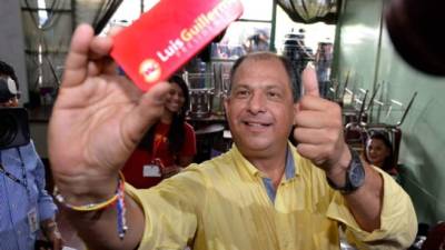 El opositor Luis Guillermo Solís como probable ganador de las elecciones de Costa Rica.