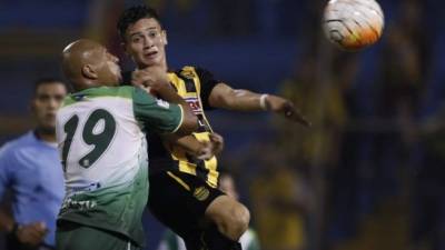 García en acción ante Sergio Mendoza en duelo de la segunda fecha. Foto Delmer Martínez.