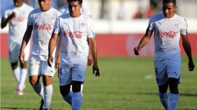 Los jugadores del Olimpia, cabizbajos por la derrota.