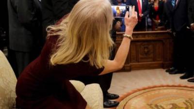 La asesora presidencial Kellyanne Conway fue criticada hoy tras publicarse una foto en la que aparece en una postura informal, arrodillada en un sofá, durante una reunión celebrada en el Despacho Oval de la Casa Blanca. Y por supuesto, los memes no tardaron en llegar.