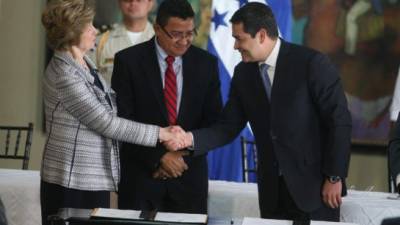 Huguette Labelle, de Transparencia Internacional, estrecha la mano del presidente Juan Orlando Hernández en octubre pasado en la firma de acuerdo para el combate de la corrupción.
