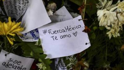 Messages of encouragement placed in an offering to the victims of Mexico City's earthquake, on September 25, 2017. Hopes of finding more survivors after Mexico City's devastating earthquake have dwindled to virtually nothing, nearly a week after the seismic jolt shook the mega-city, killing more than 300 people. / AFP PHOTO / RONALDO SCHEMIDT
