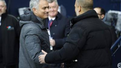 Pep Guardiola y José Mourinho se saludaron antes y después del partido en el Old Trafford. Foto/Marca