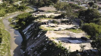 Así luce el bordo y están construyendo más viviendas . Foto: Melvin Cubas.