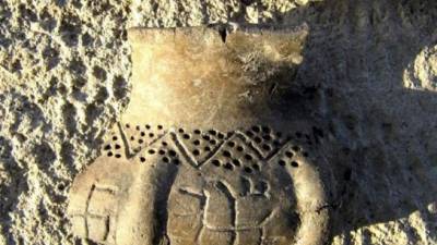 Imagen facilitada Petar Banov uno de los arqueólogos búlgaros que aseguran haber descubierto uno de los pictogramas más antiguos del mundo en un fragmento cerámico de más de 5.000 años en el que se observa un trazo que recuerda a una esvástica. EFE