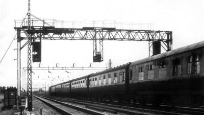 El tren postal Glasgow Londres, atracado a la altura de la localidad de Cheddington, en el condado de Buckingham. EFE/Archivo