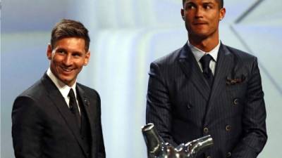 Lionel Messi y Cristiano Ronaldo en la entrega del premio de la UEFA. Foto AFP