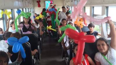 Decenas de sampedranos acudieron el fin de semana a compartir. San Nicolás repartió globos de diferentes formas.