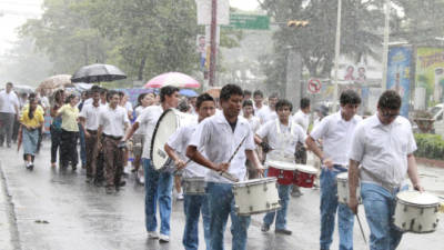 La tormenta no impidió el desfile ayer de las escuelas bilingües.