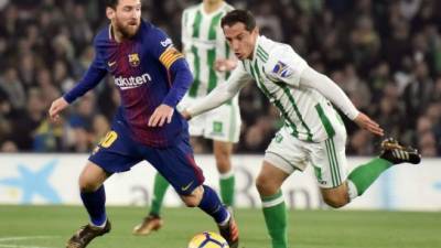 GRAF4318. SEVILLA, 21/01/2018.- El centrocampista del Betis José Andrés Guardado (d) y el delantero argentino del FC Barcelona Lionel Messi durante el partido de la vigésima jornada de Liga que disputan en el estadio Benito Villamarín de Sevilla. EFE/Raúl Caro.