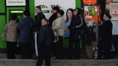 Largas colas ante los bancos de Crimea por temor al referéndum.